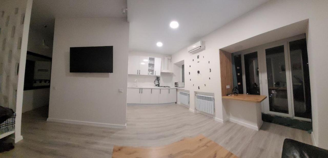 Апартаменти Поруч З М. Палац Україна Kiev Extérieur photo
