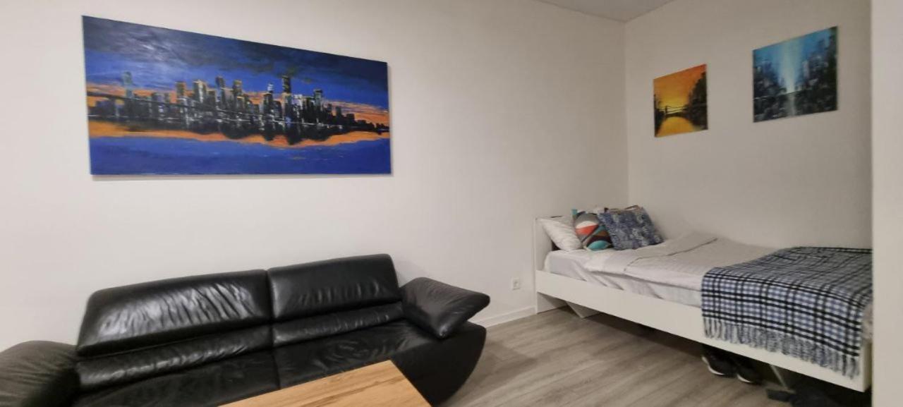 Апартаменти Поруч З М. Палац Україна Kiev Extérieur photo